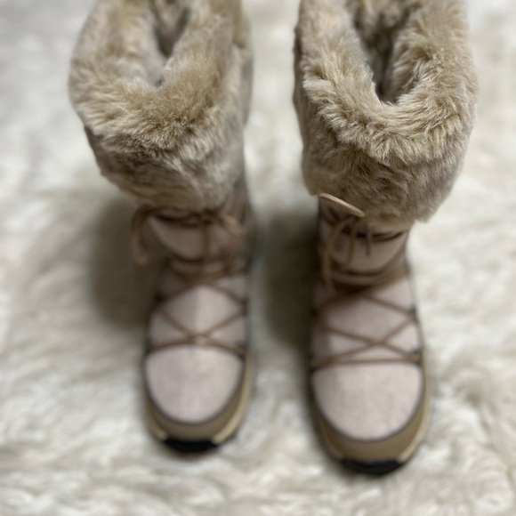 Bearclaw 1932W Leslie Women’s Tan Faux Fir Winter Boots. Size 9 - Picture 2 of 6